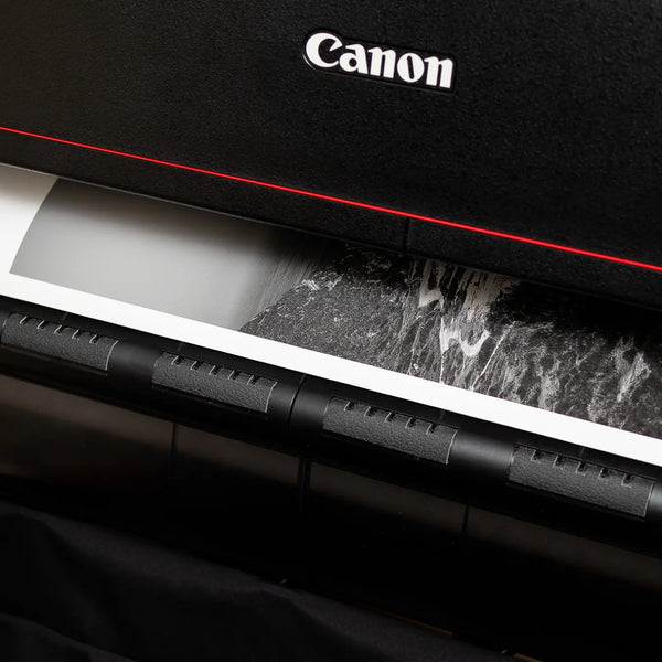 Impresora Canon produciendo print fine art en blanco y negro sobre papel Canson Etching Rag