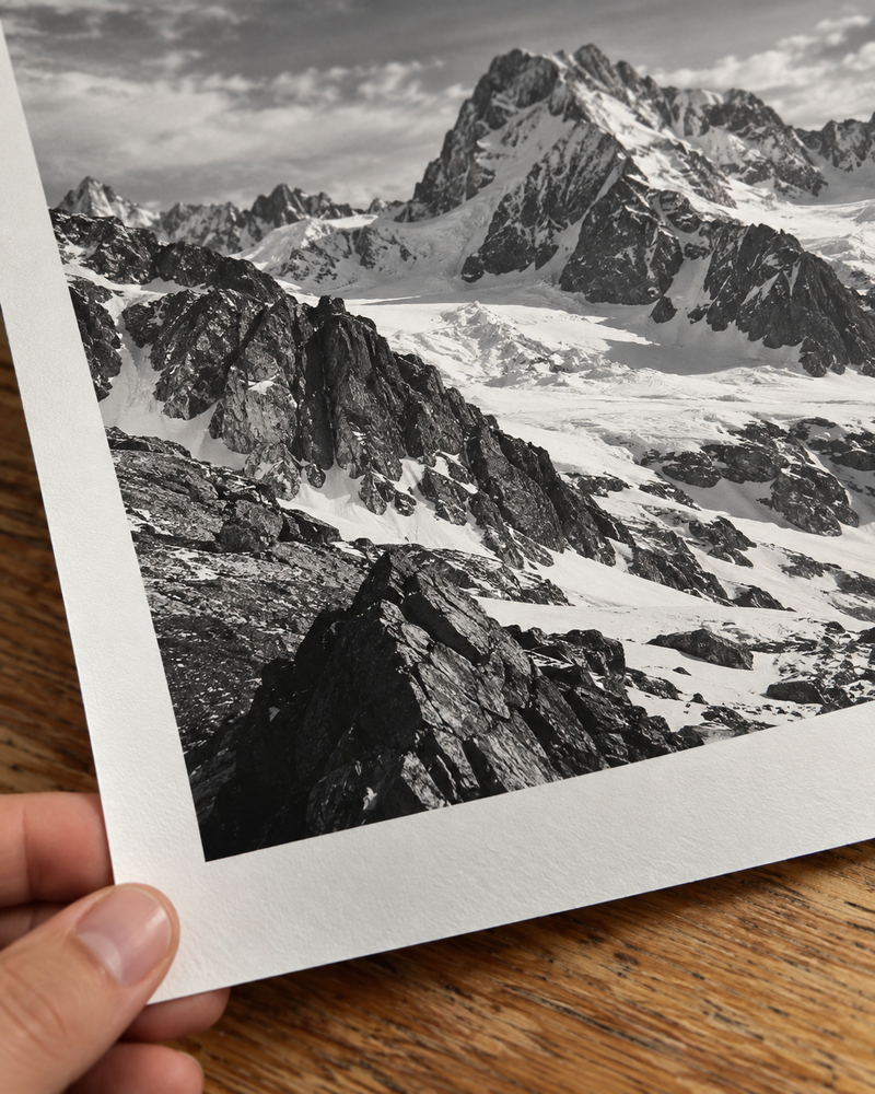 Esquina de una fotografía de montaña en blanco y negro sobre papel Fine Art