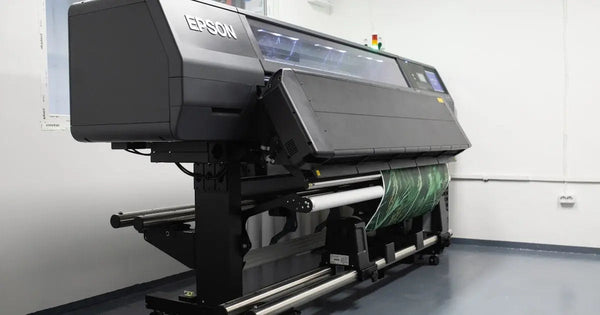 Impresora profesional de gran formato produciendo una impresión Fine Art giclée en estudio