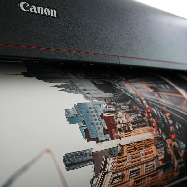 Impresora Canon produciendo print de ciudad en color sobre papel fine art mate Canson Etching Rag
