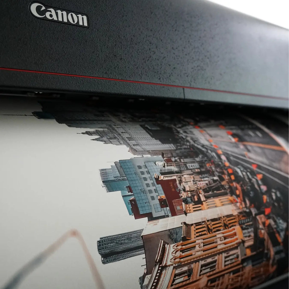 Impresora Canon produciendo print de ciudad en color sobre papel fine art mate Canson Etching Rag