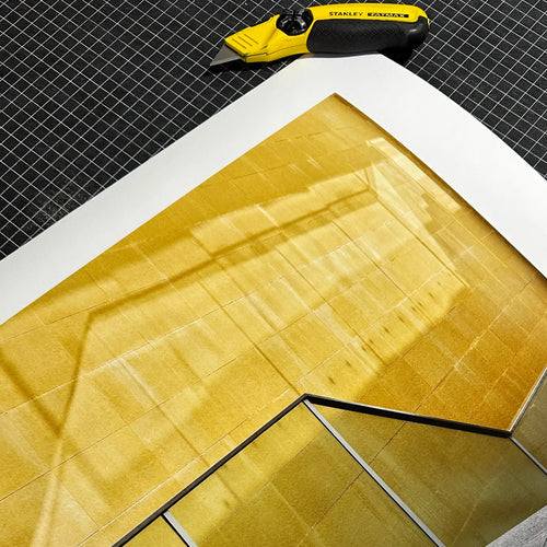 Pila de hojas de papel Canson Etching Rag 310g 100% algodon con cuchillo en rejilla de corte