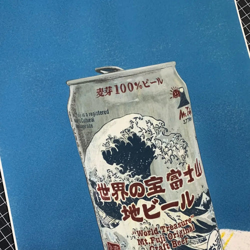 Lata con arte de olas japonesas y texto rojo sobre fondo plateado – impresión fine art Canson