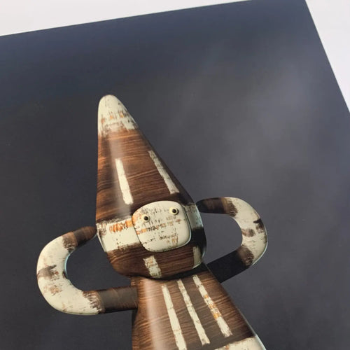 Escultura abstracta marrón y blanca sobre fondo oscuro en papel fine art mate Canson Etching Rag