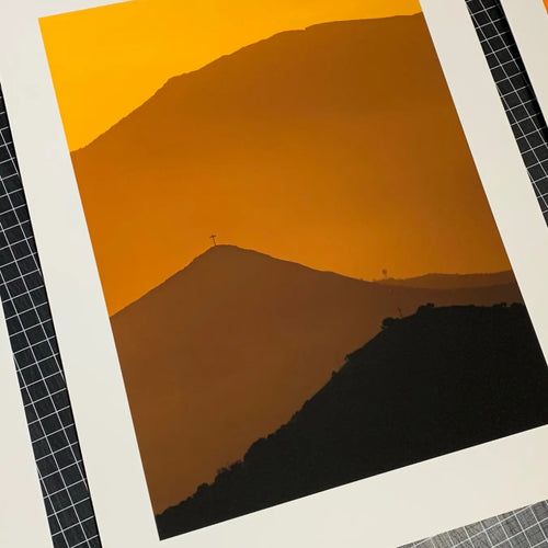 Print fine art de siluetas de montaña en tonos naranja y negro sobre papel Canson Etching Rag