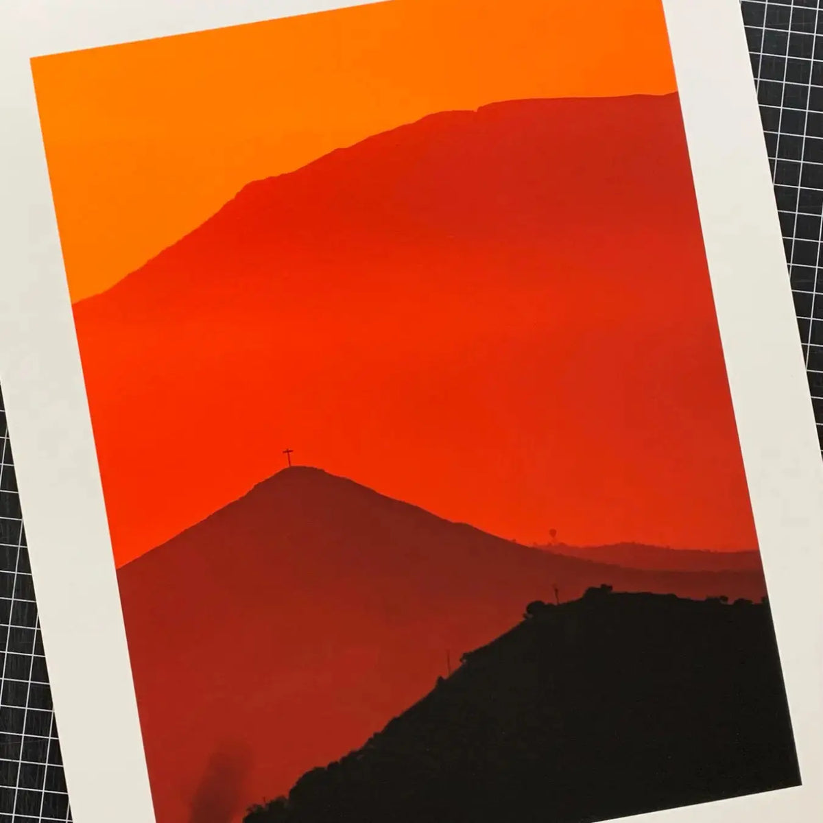 Print fine art de silueta de montana con cielo en degradado naranja-rojo sobre papel mate