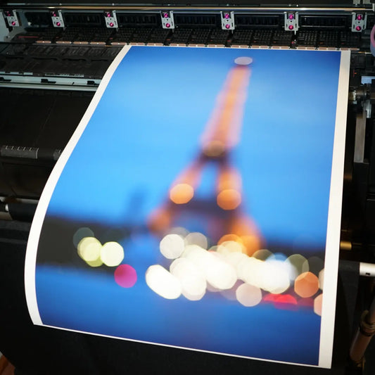 Torre Eiffel con luces desenfocadas impresa en papel Canson Etching Rag 310g mate grano fino