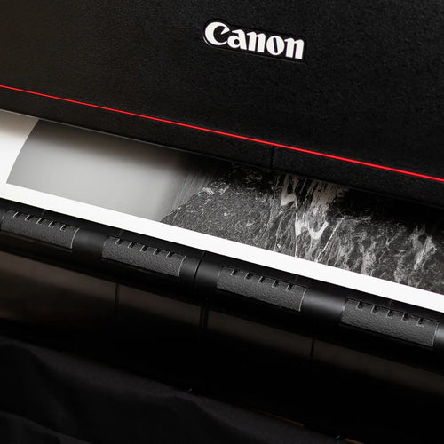 Impresora Canon produciendo print fine art en blanco y negro sobre papel Canson Etching Rag