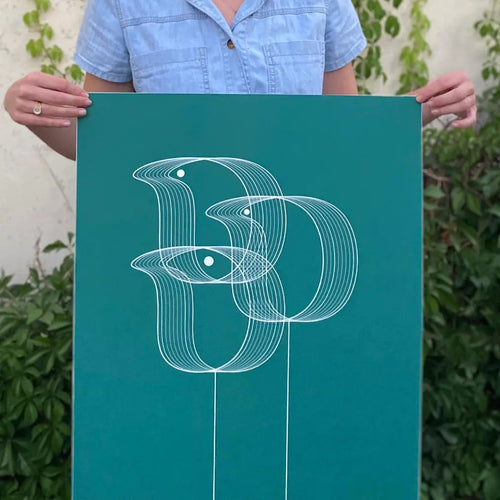 Cliente sosteniendo su ilustración recién impresa en tamaño grande