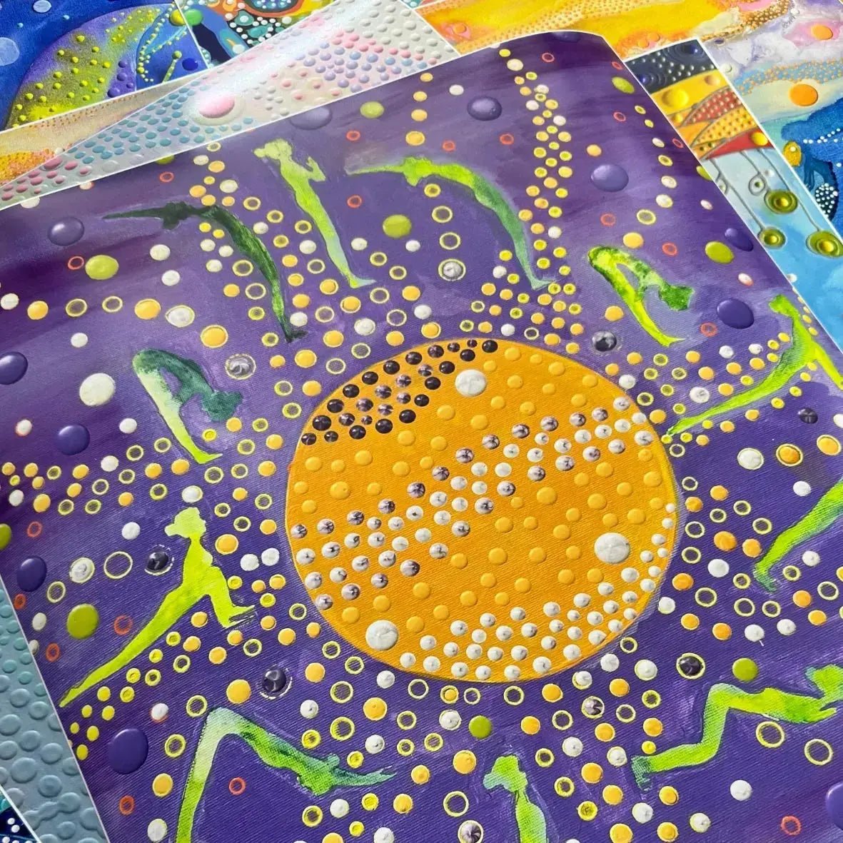Sol abstracto y figuras en morado, amarillo y verde impresos en papel fine art - La Tinta